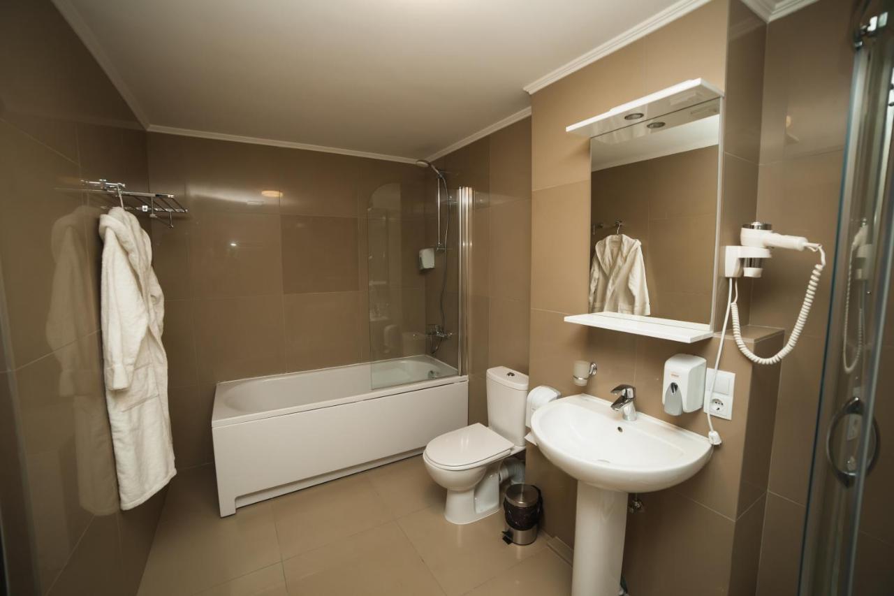 Golden Ring Hotel Ternopil Buitenkant foto